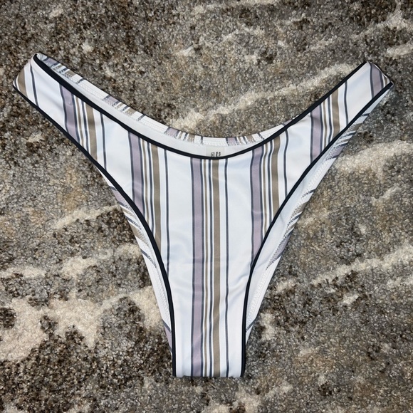 Stripe bikini - Picture 5 of 6